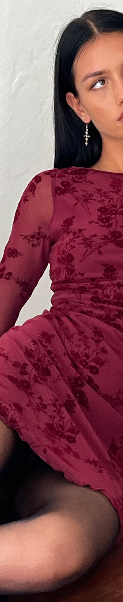 Afbeelding van Sevila Mini jurk met lange mouwen en gevlokte botanische bloem Maroon
