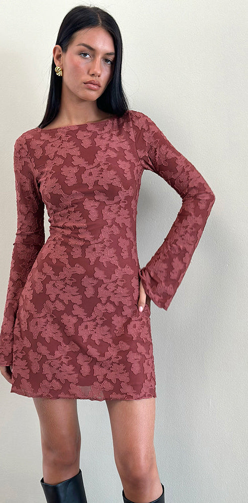 Afbeelding van Sevila Jurk in Maroon Burnout Mesh