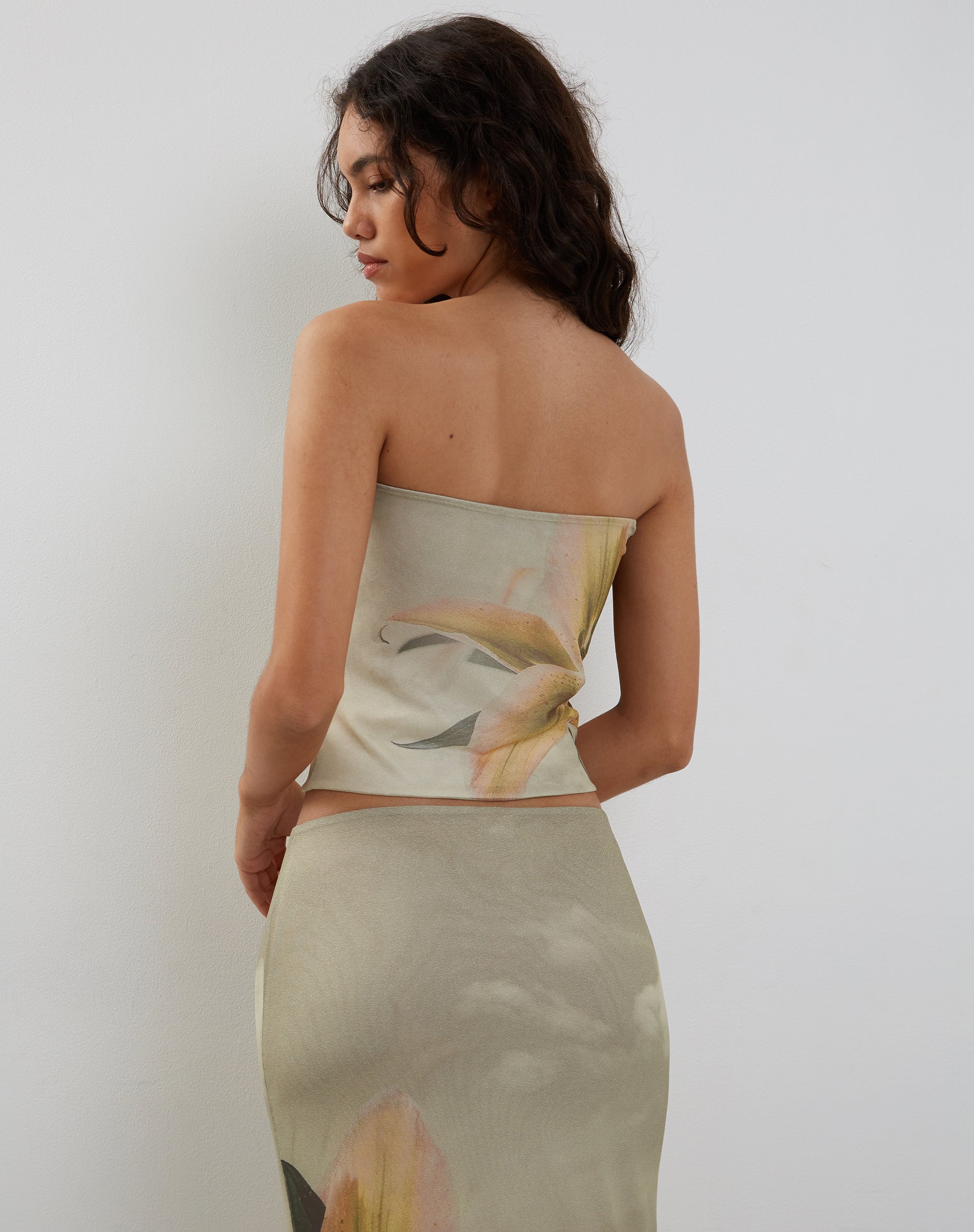 Afbeelding van Shae Bandeau Top in gele lelieprint