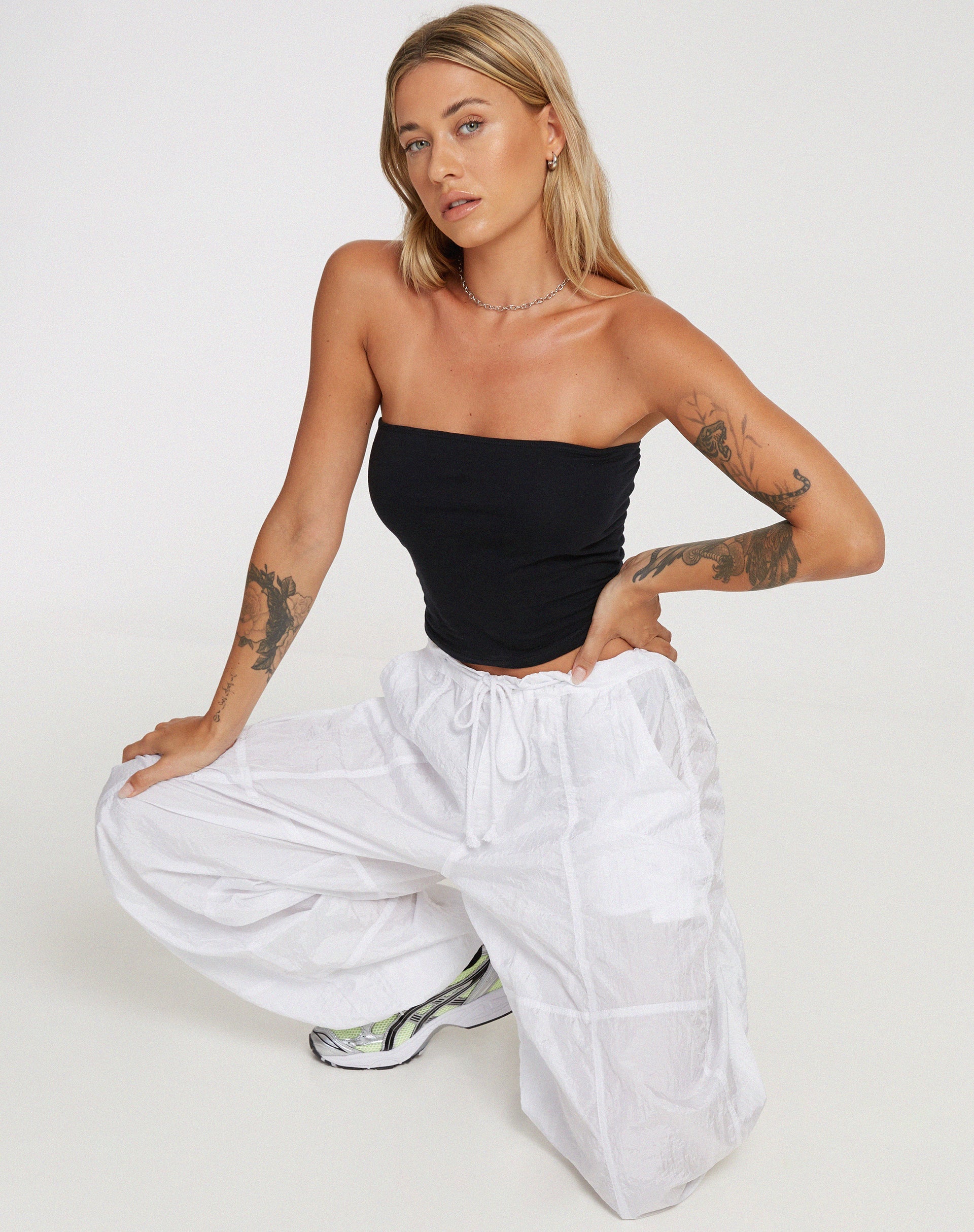 BEELD VAN Shae Bandeau Top in zwart