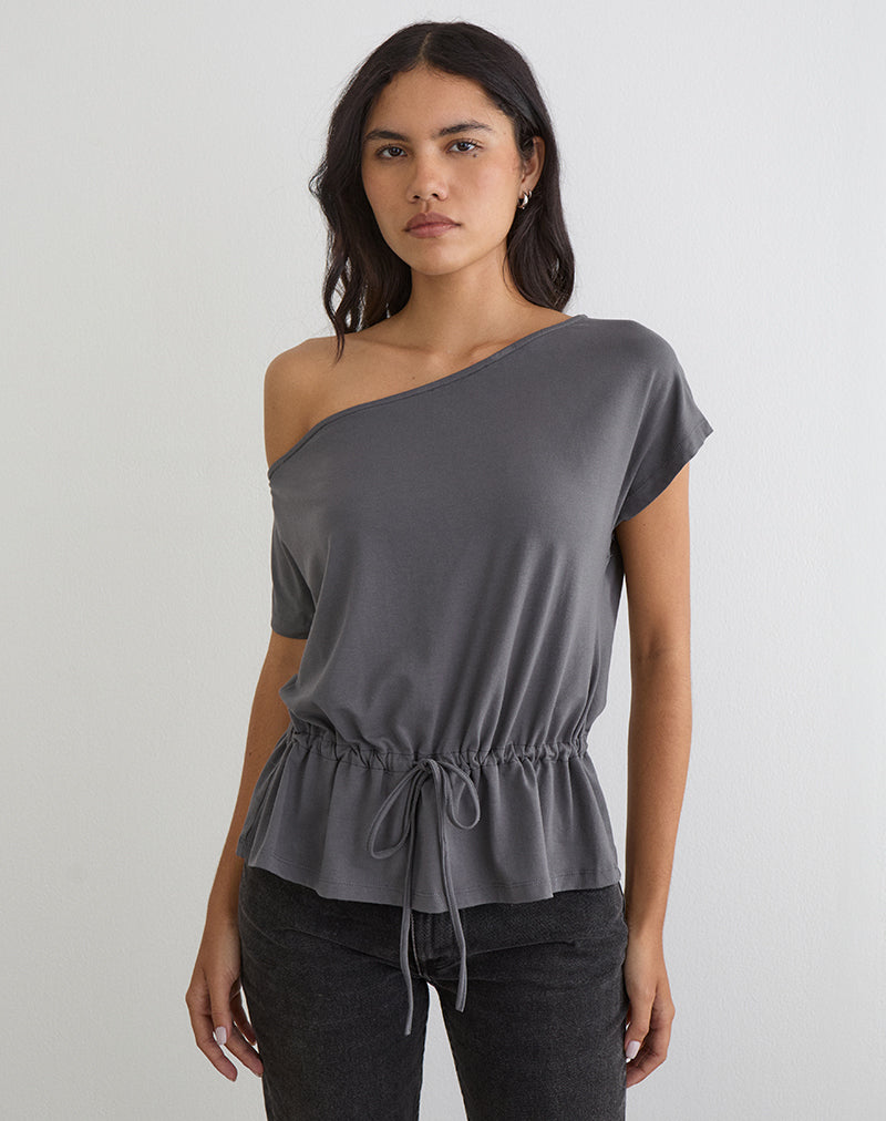 Afbeelding van Sika One Shoulder Top in antracietgrijs met strikceintuur