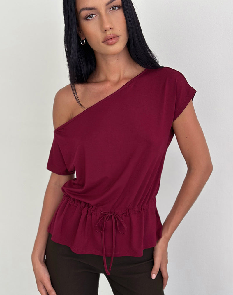 Sika One Shoulder Top in bordeauxrood met strikceintuur
