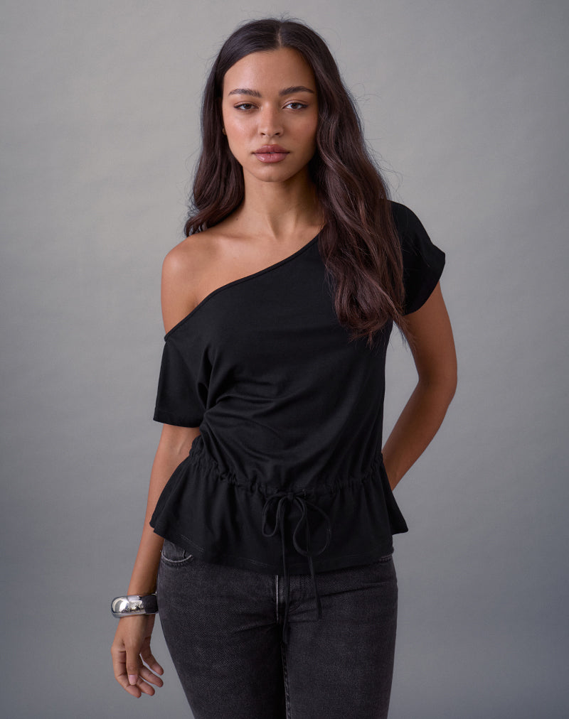 Afbeelding van Sika One Shoulder Top in zwart met strikceintuur
