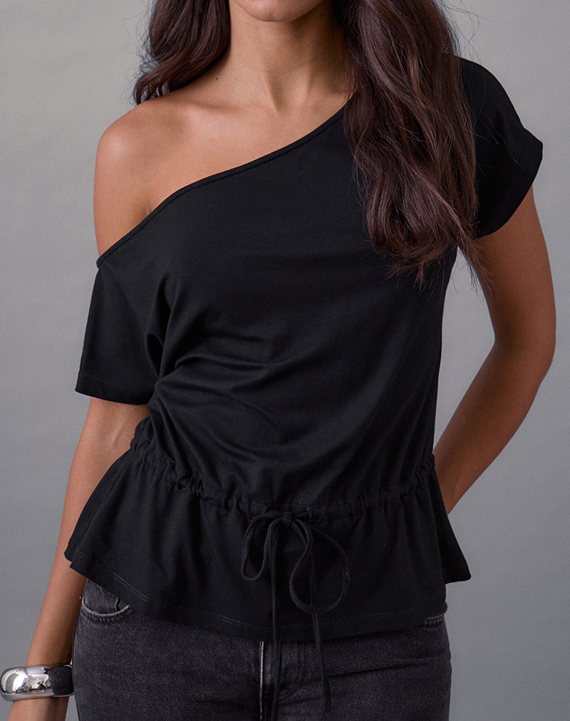 Sika One Shoulder Top in zwart met strikceintuur