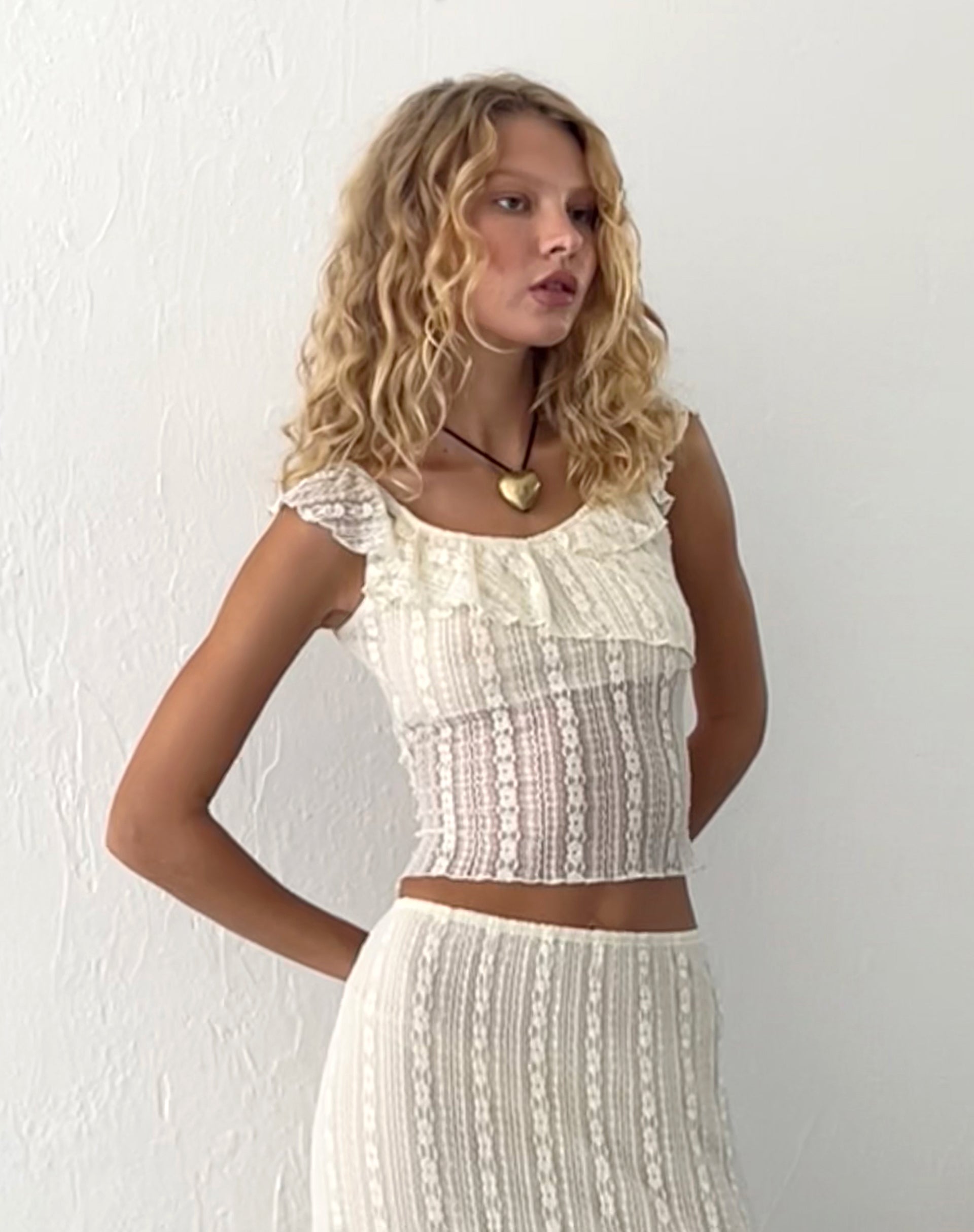 Afbeelding van Simran Bardot top in crèmekleurig kant
