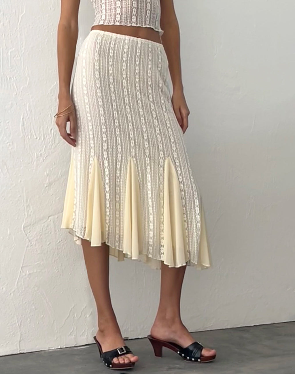 Betharia Midi-rok met volantdetail in crèmekleurig kant
