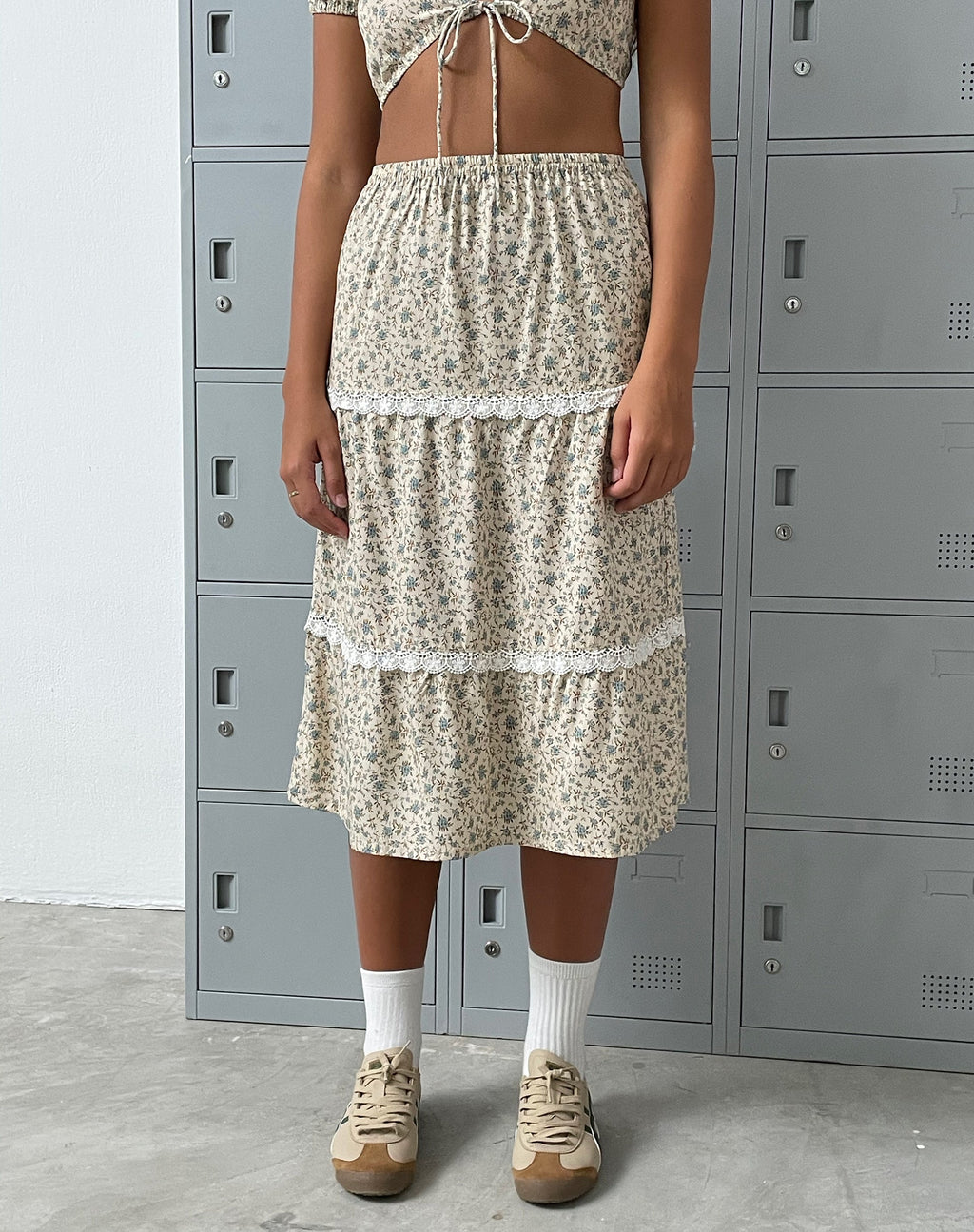 Maxce Midi-rok met lage taille in antiekblauw en ivoorkleurige bloemen