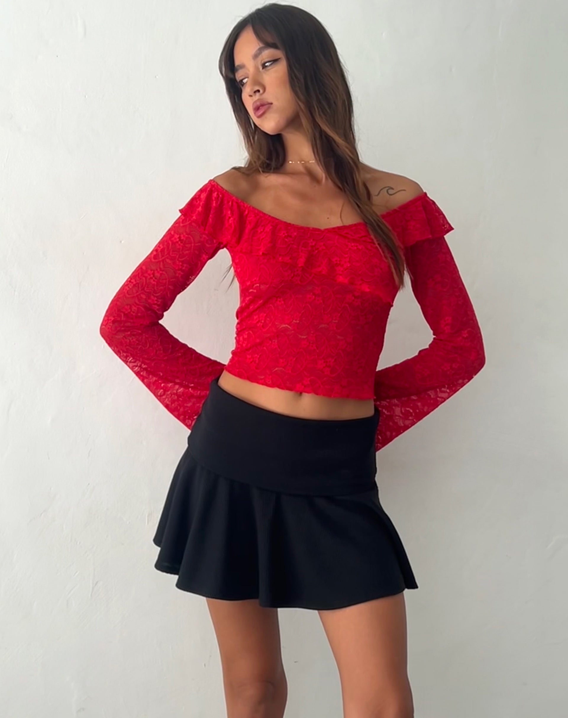 Afbeelding van Soka Bardot Frill Top in Rood Kant