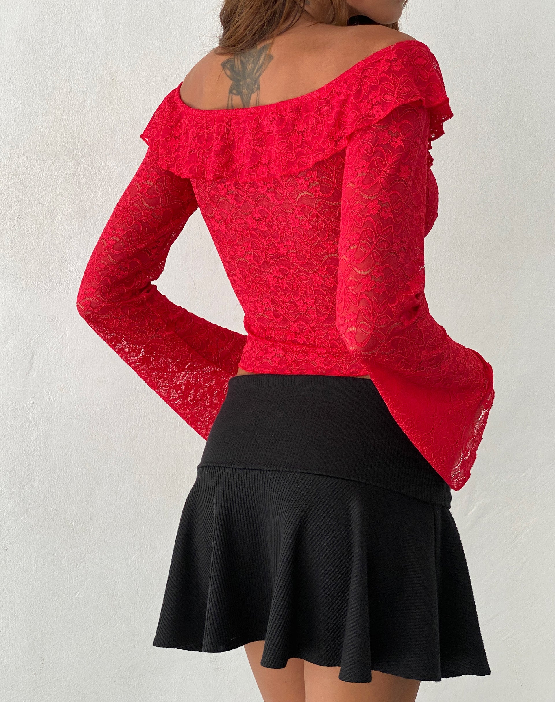 Afbeelding van Soka Bardot Frill Top in Rood Kant