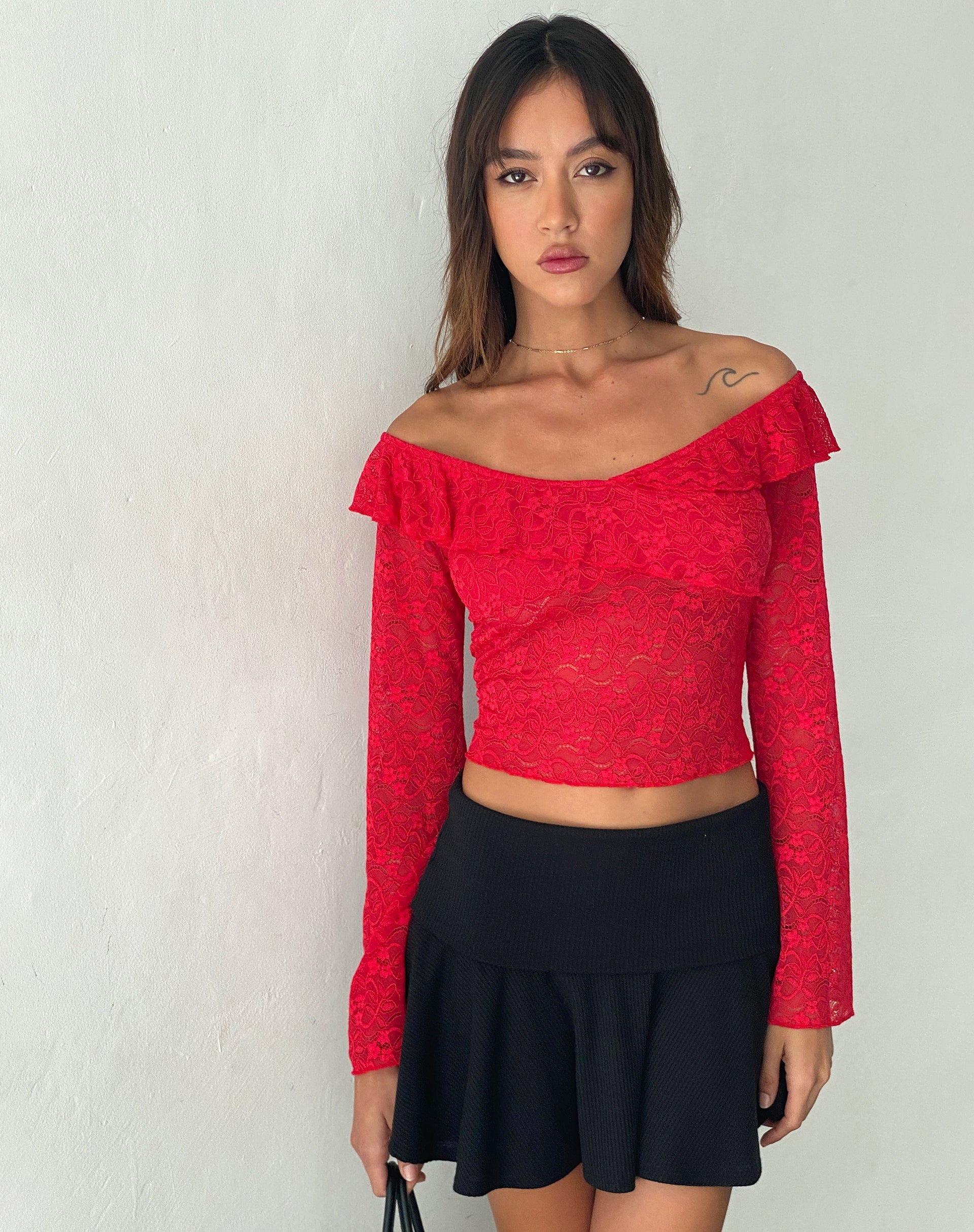 Afbeelding van Soka Bardot Frill Top in Rood Kant