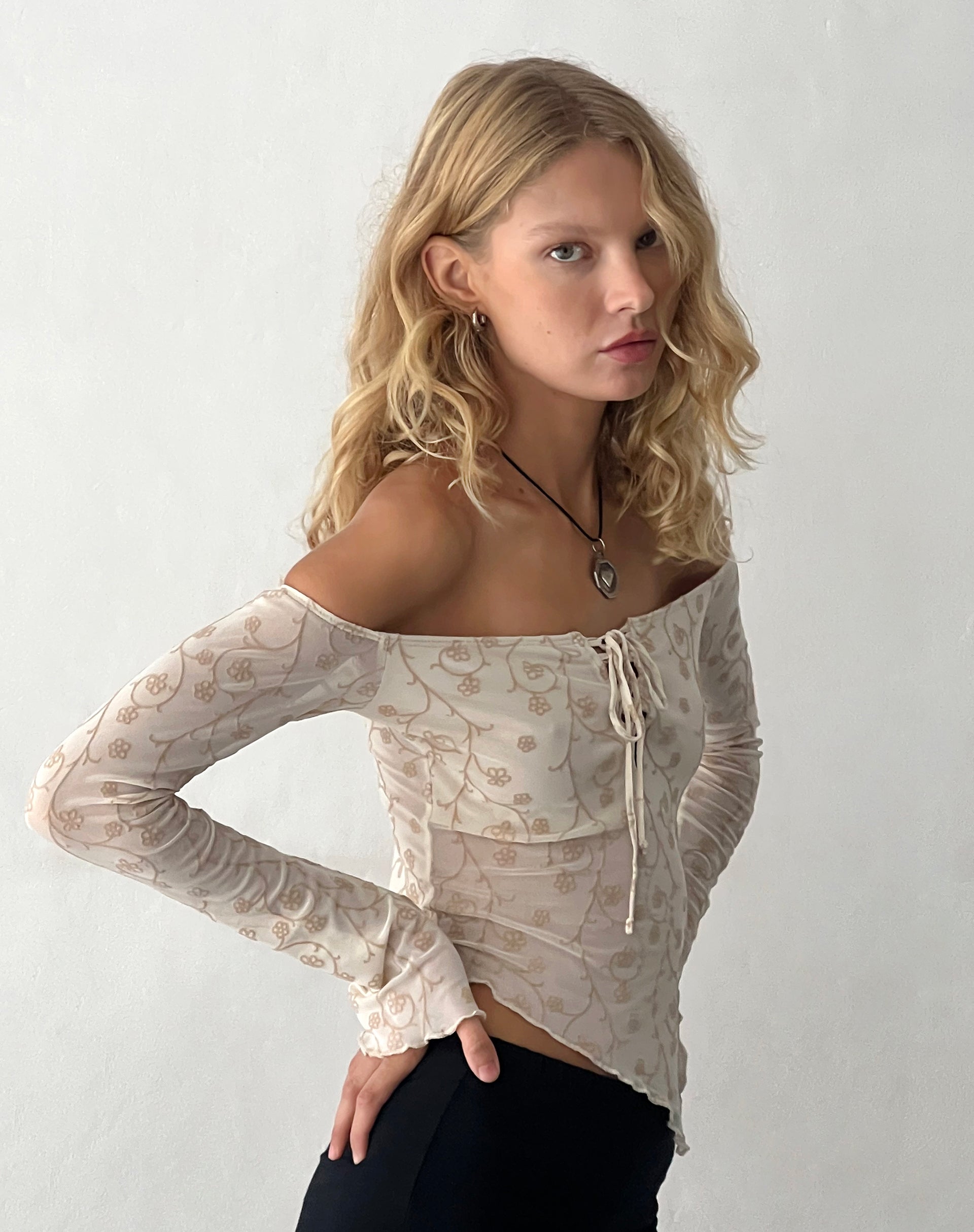 Afbeelding van Sola Bardot Top in Beige Dainty Floral Flock