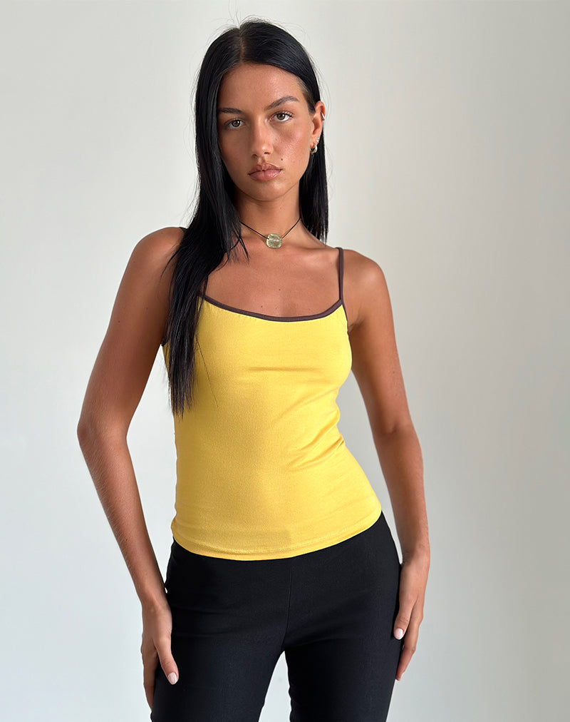 Solani top in geel mei met diepe mahoniebinding