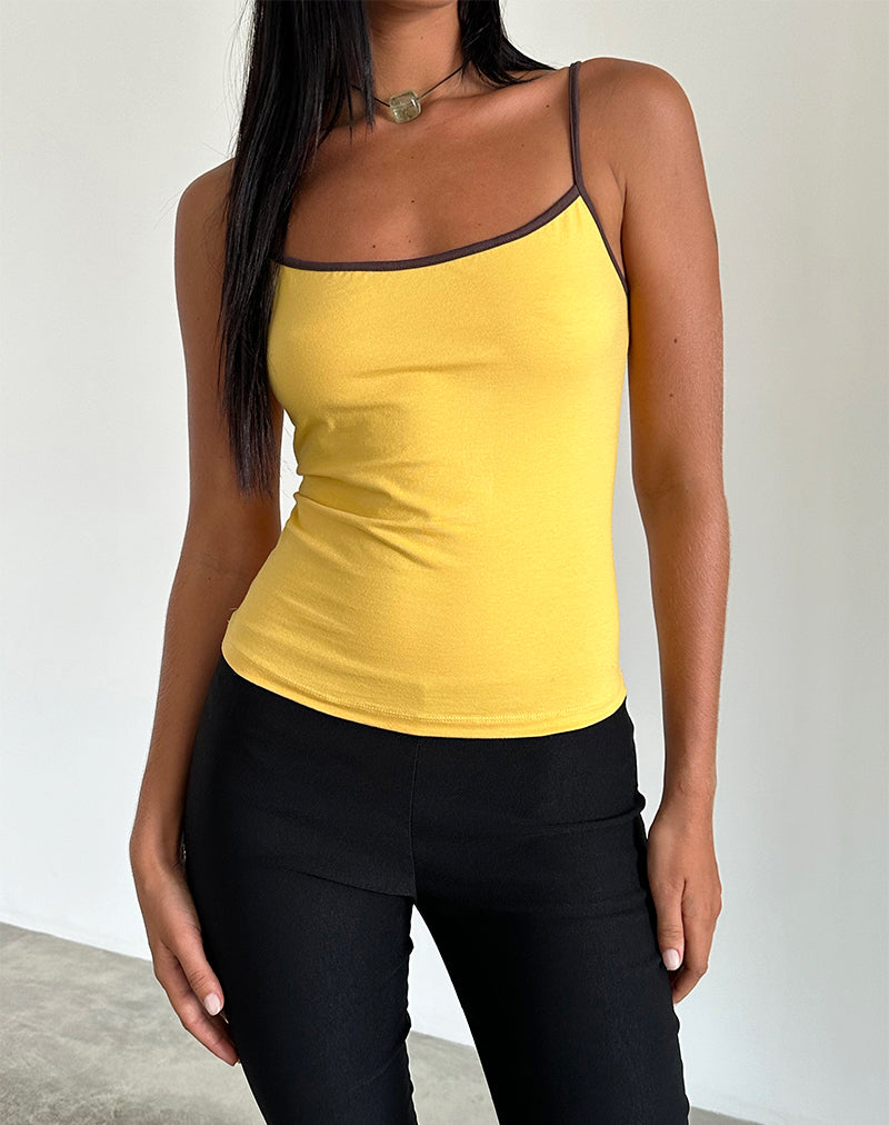 Solani top in geel mei met diepe mahoniebinding