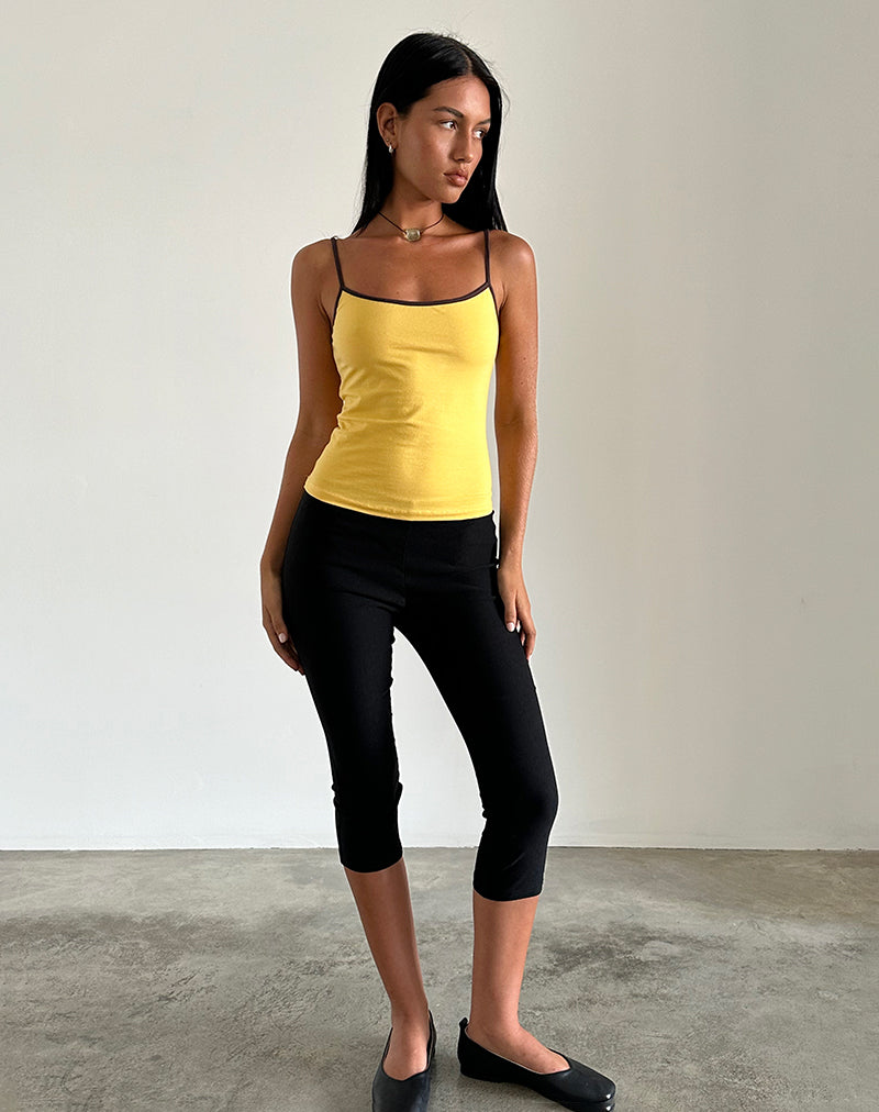 Afbeelding van Solani Top in Yellow May met diepe mahoniebinding