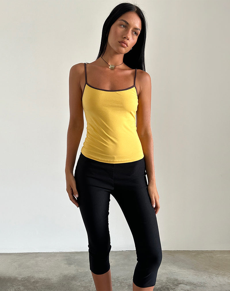 Afbeelding van Solani Top in Yellow May met diepe mahoniebinding