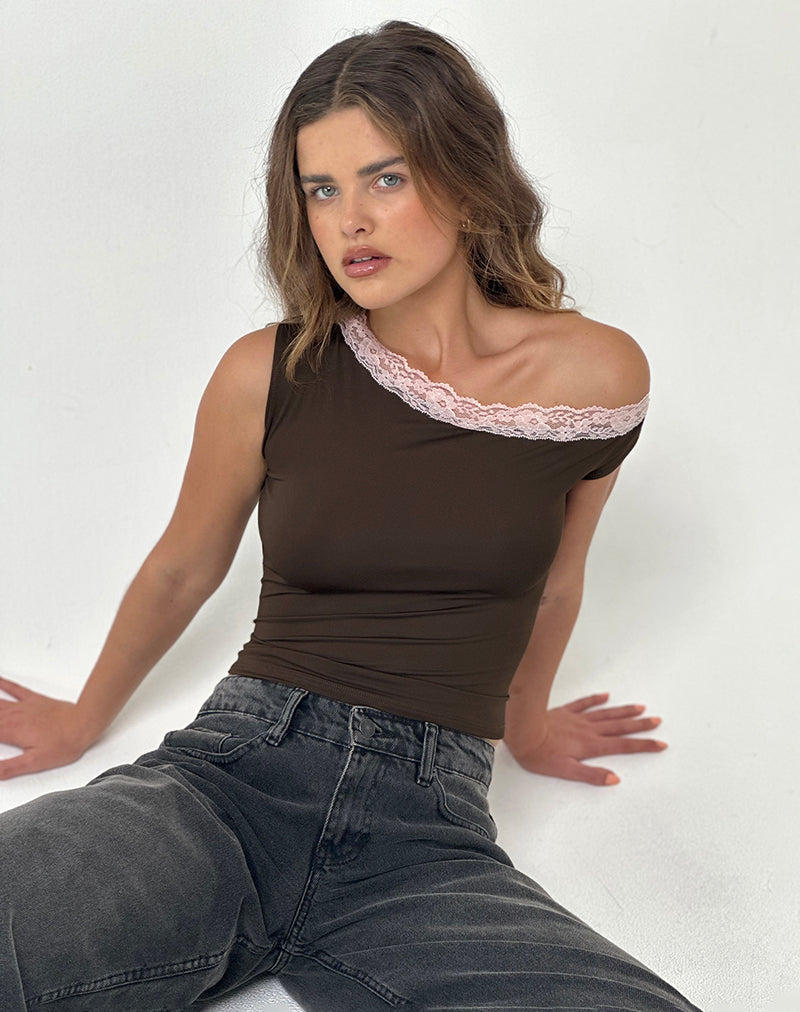 Soleh One Shoulder Top in bruin slinky met roze kant