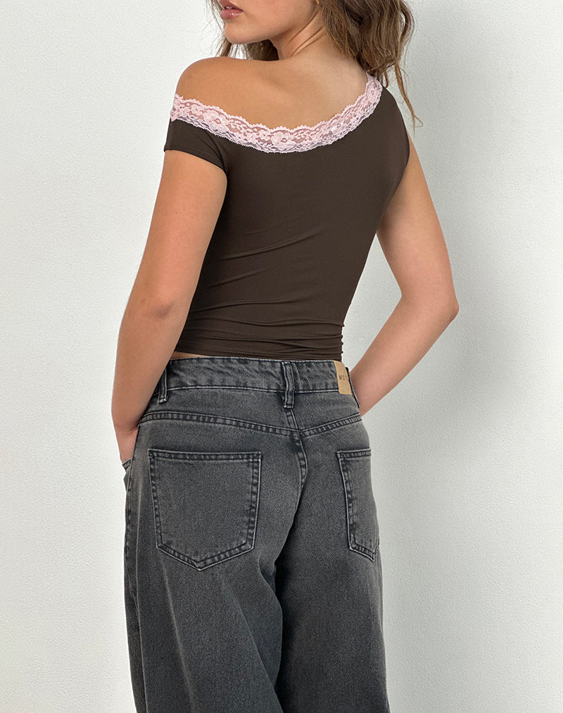 Afbeelding van Soleh One Shoulder Top in Bruin Slinky met Roze Kant