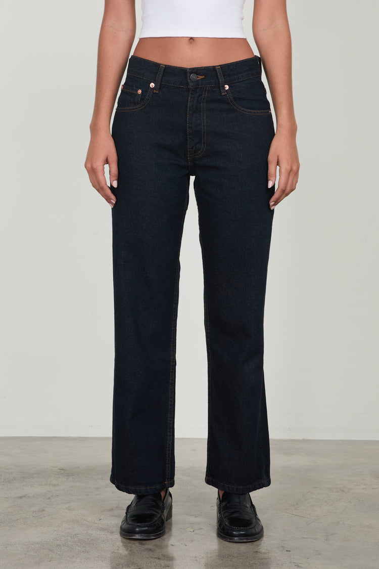 JEANS MET RECHTE PIJPEN
