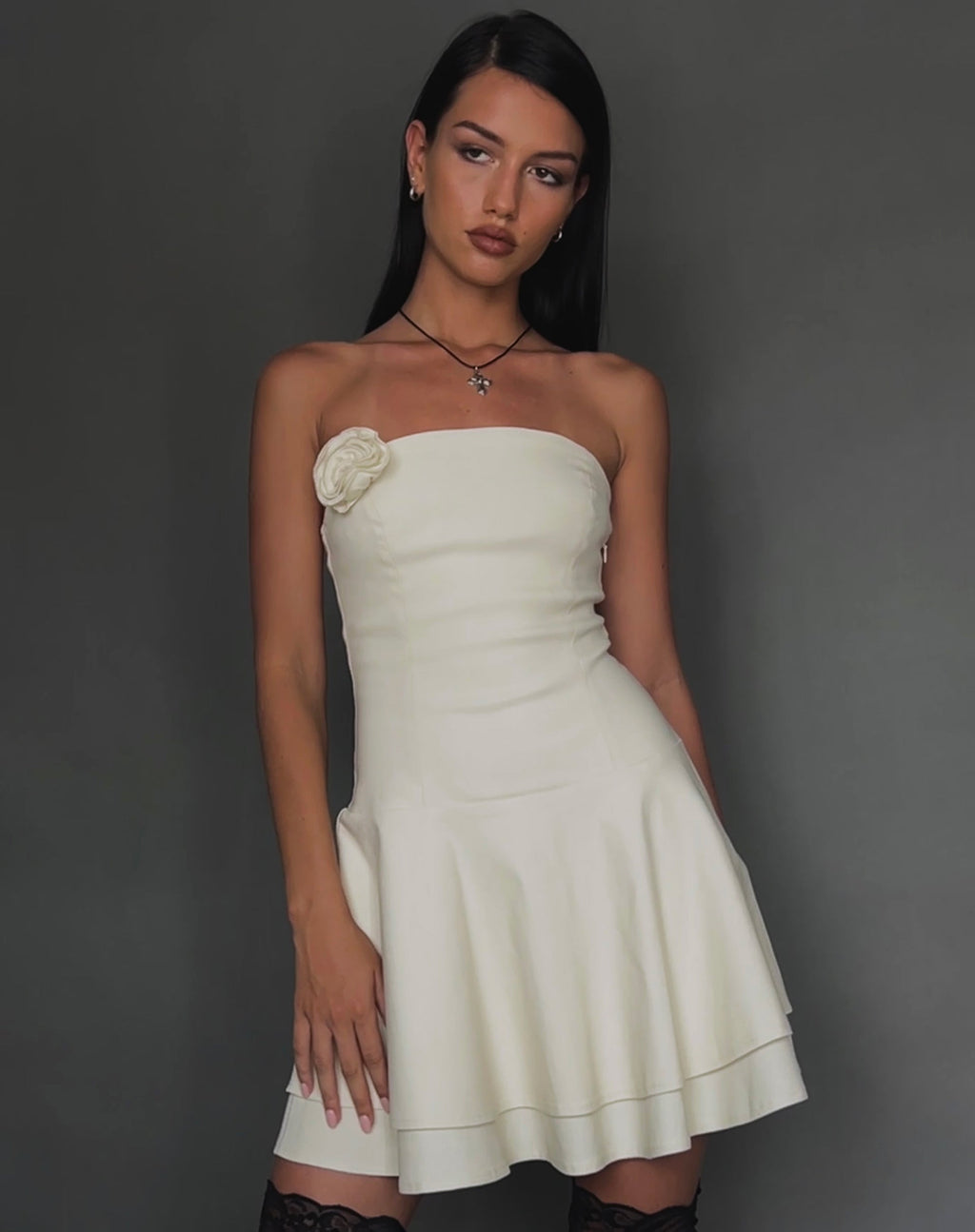 Striata Mini Dress in Crème met Rozet en Kanten Rug