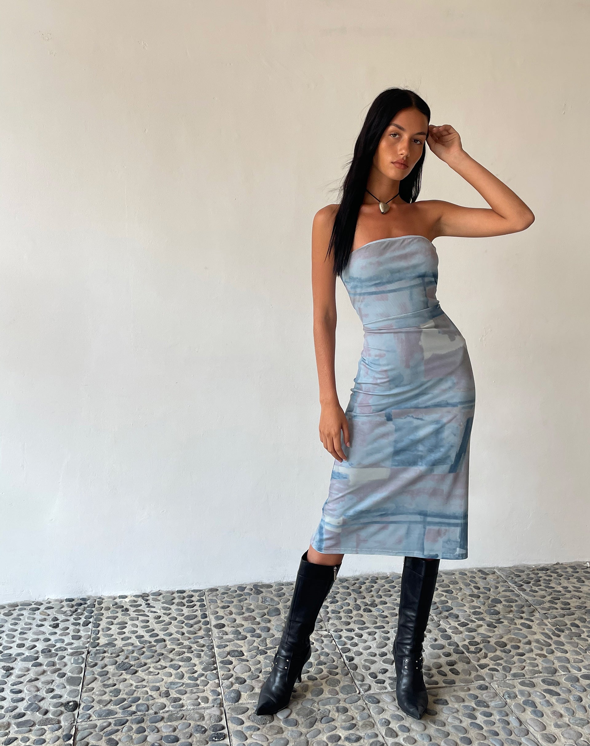 Afbeelding van MOTEL X JACQUIE Suki Bandeau Midi Dress in Mesh Abstract Paint Brush Blue