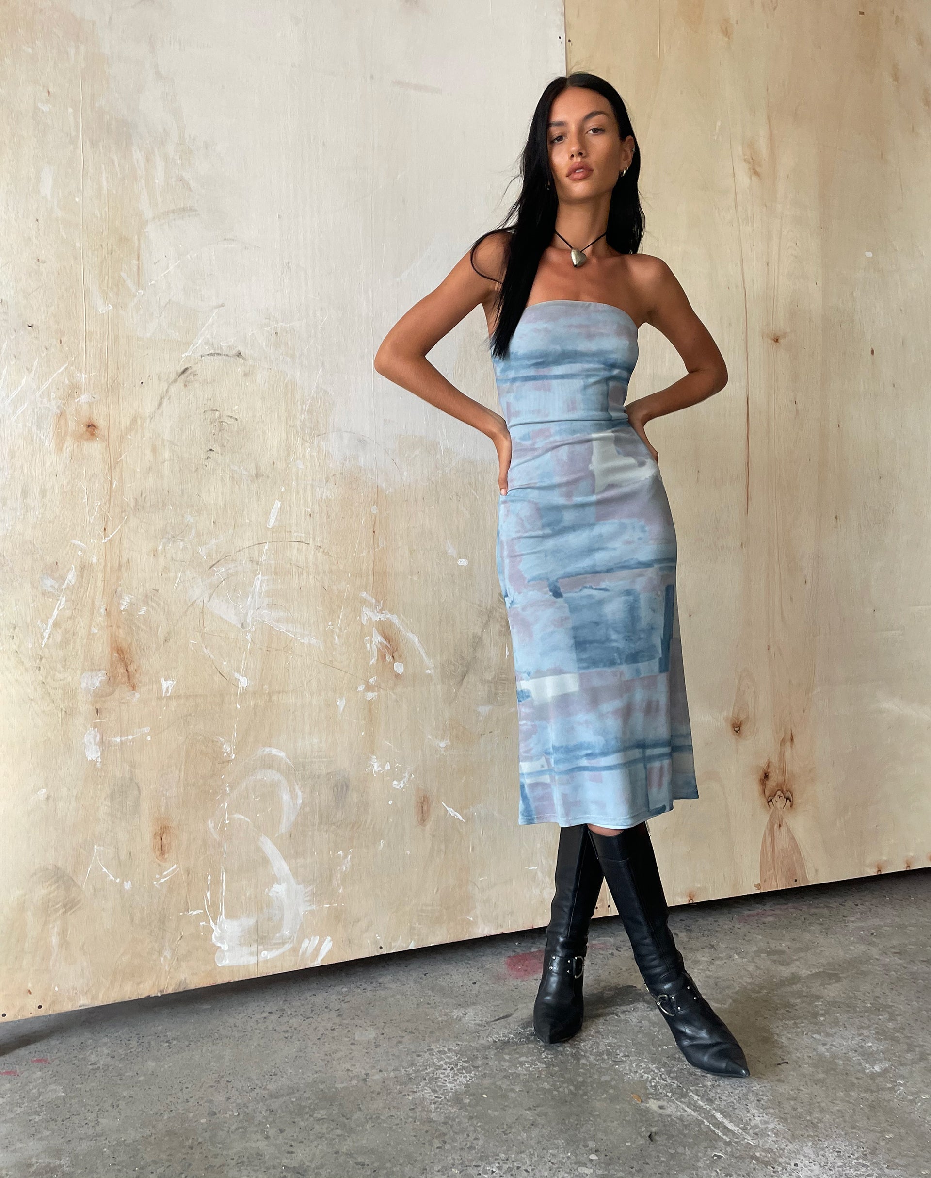 Afbeelding van MOTEL X JACQUIE Suki Bandeau Midi Dress in Mesh Abstract Paint Brush Blue