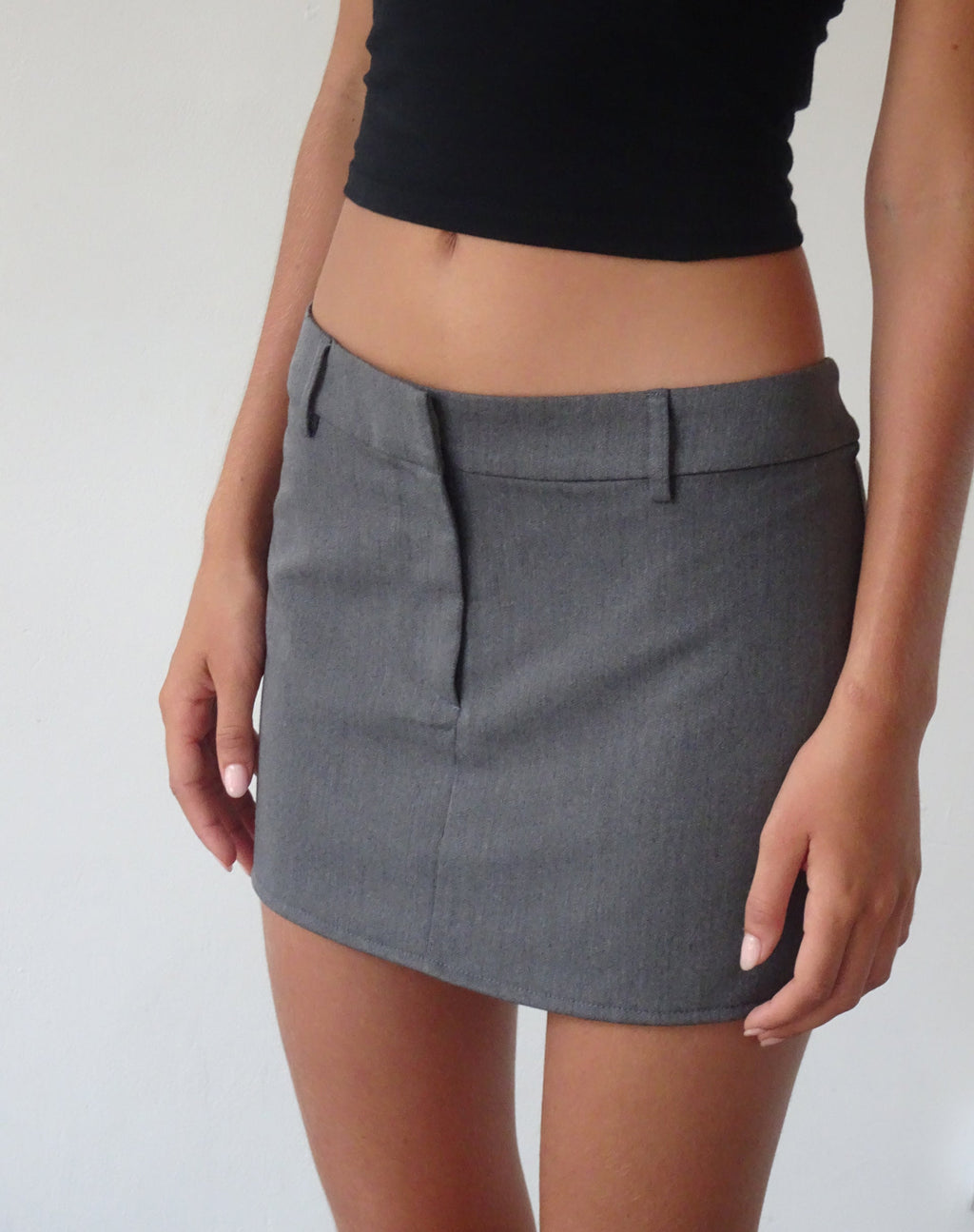 Sukra Mini Getailleerde Rok in Houtskool