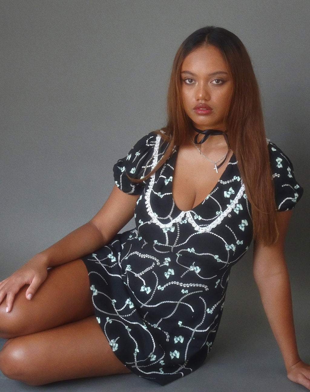 Sulani Mini Jurk in Zwart met Parel en Strik Print