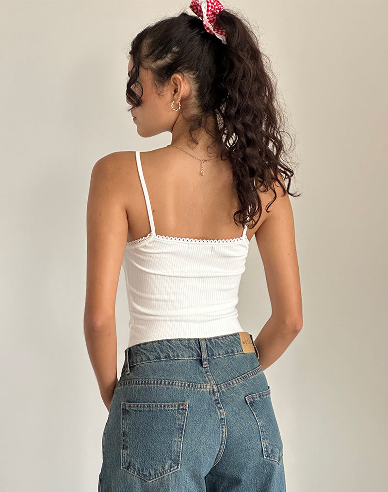 Afbeelding van Suna Vest Top in Off White met aardbeienstrikprint