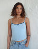 Afbeelding van Suna Vest Top in Nantucket Blue met mineraalblauwe bies