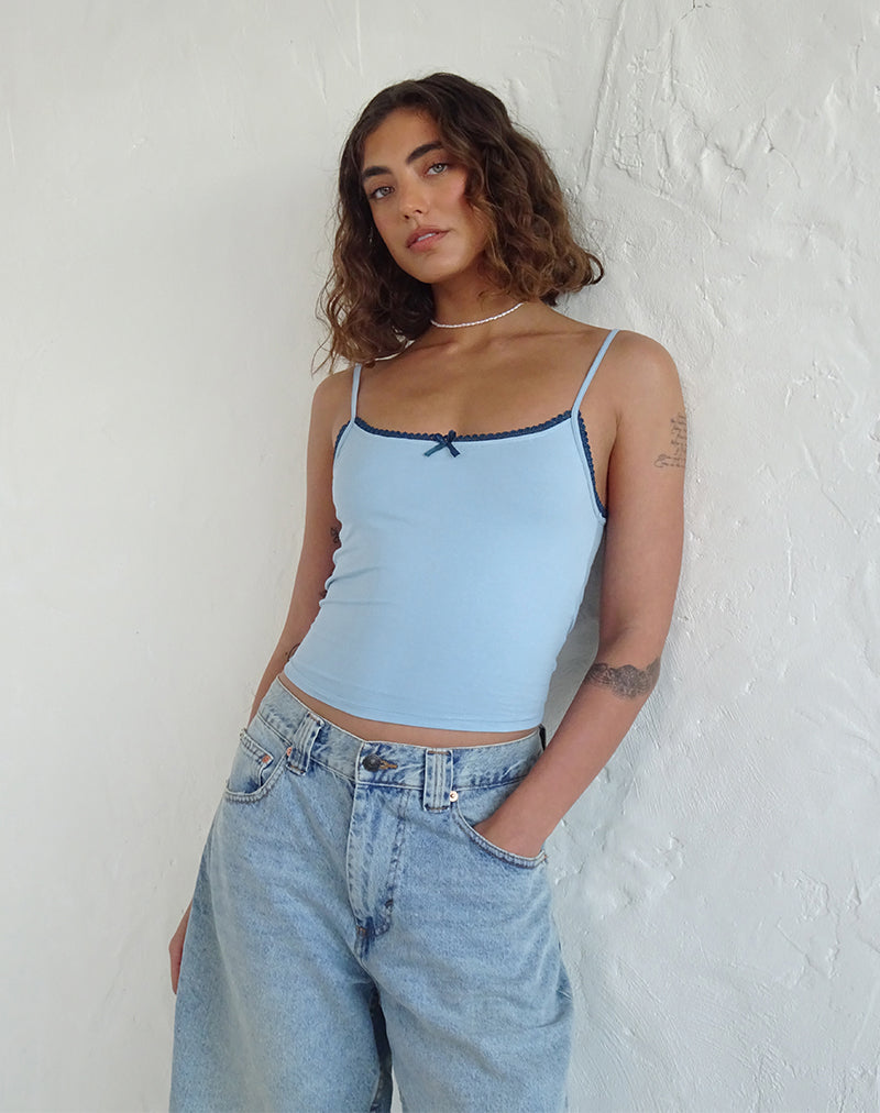 Afbeelding van Suna Vest Top in Nantucket Blue met mineraalblauwe bies