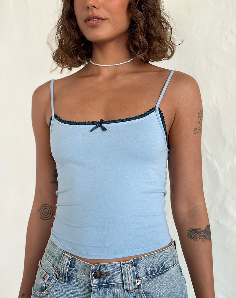 Afbeelding van Suna Vest Top in Nantucket Blue met mineraalblauwe bies