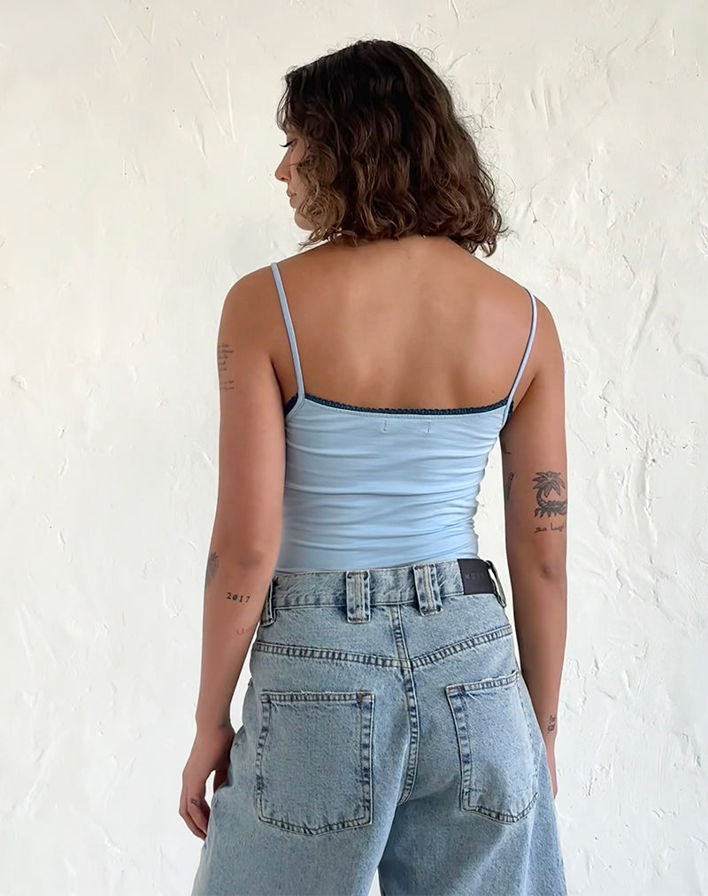 Afbeelding van Suna Vest Top in Nantucket Blue met mineraalblauwe bies