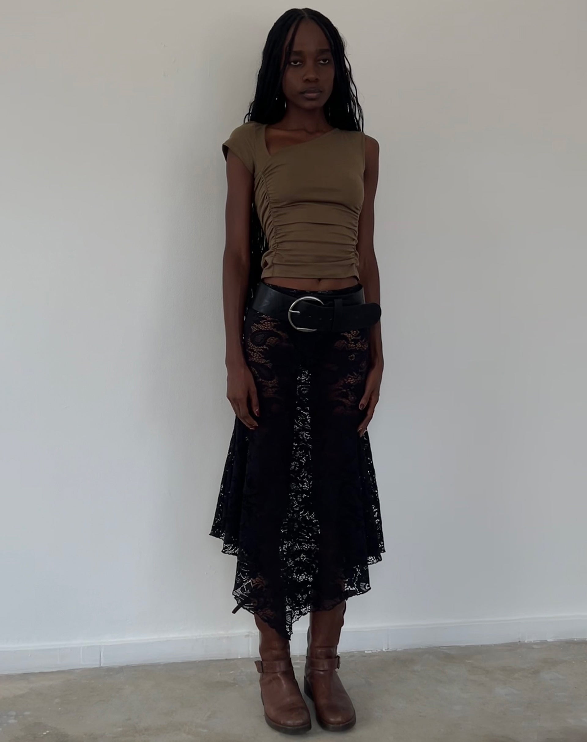 Afbeelding van Sunhee Slash Hals Asymmetrische Top in Mocca