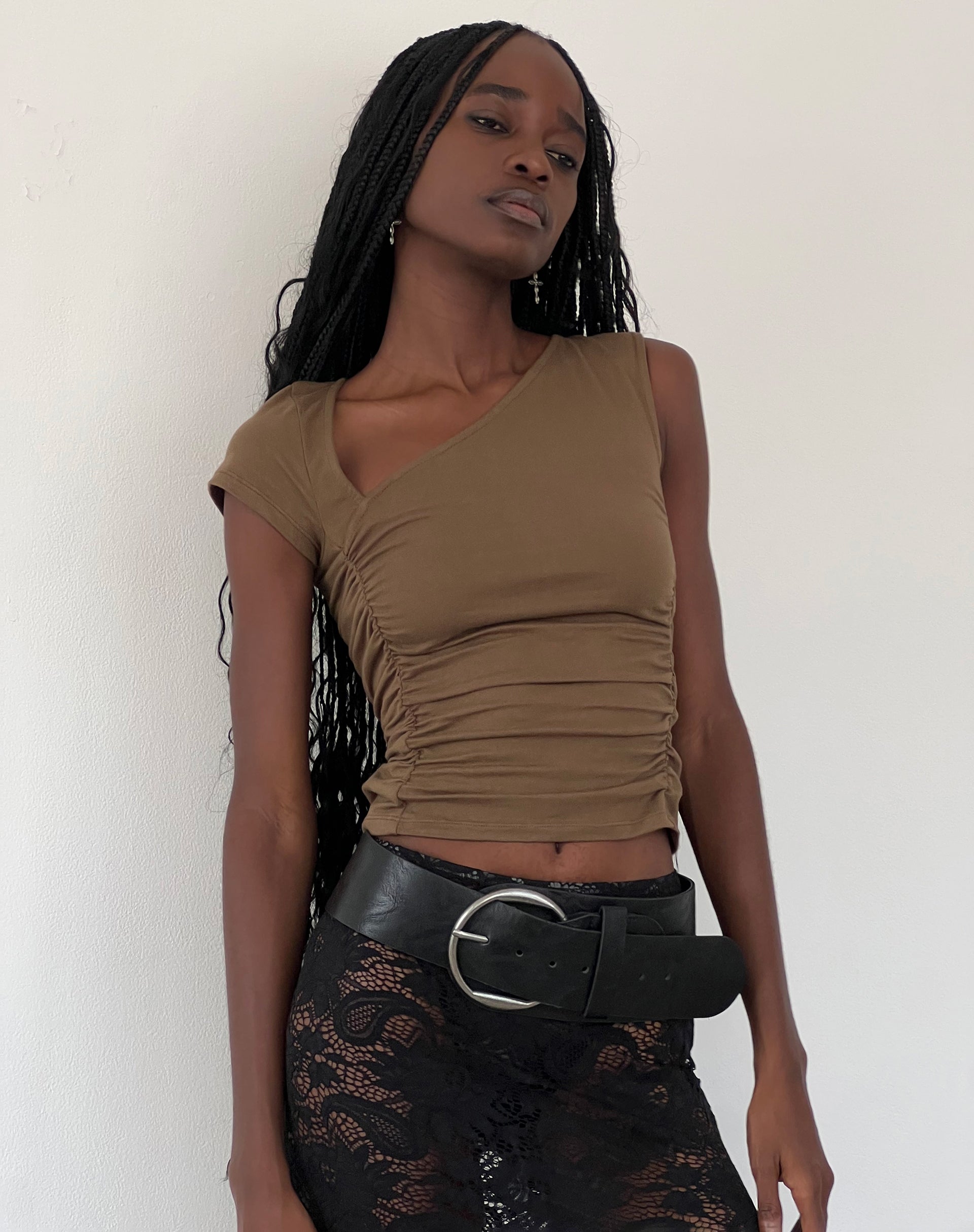 Afbeelding van Sunhee Slash Hals Asymmetrische Top in Mocca