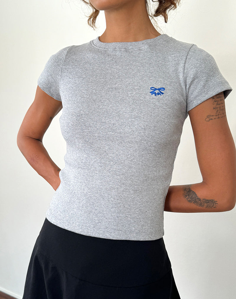 Afbeelding van Suti T-shirt in grijs gemêleerd met kobaltblauw strikborduursel