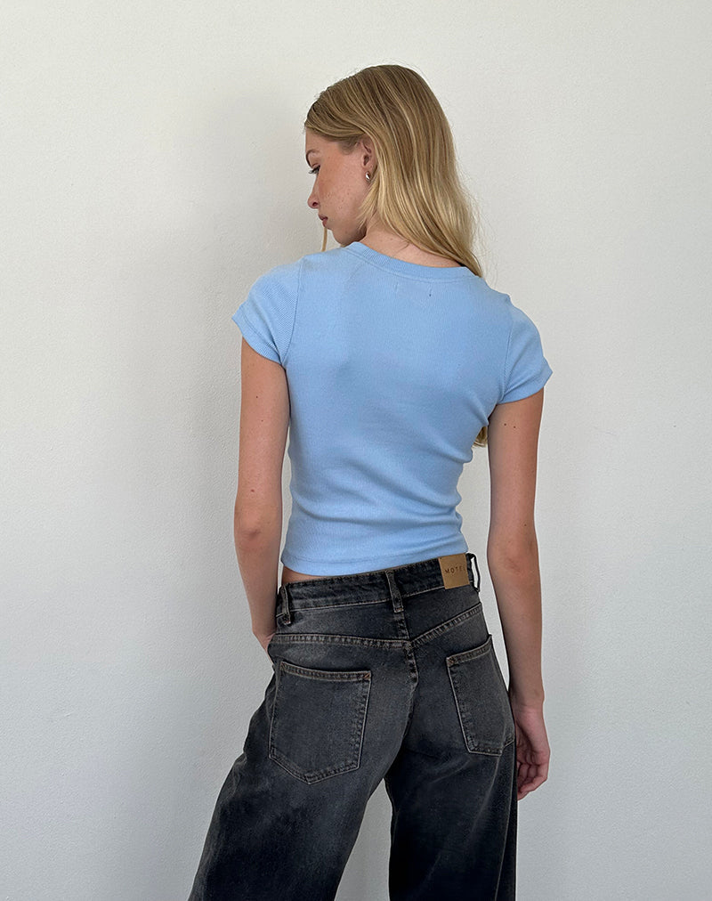 Afbeelding van Suti Geribd Baby T-shirt in Ijsblauw met Donkerblauw strikborduursel
