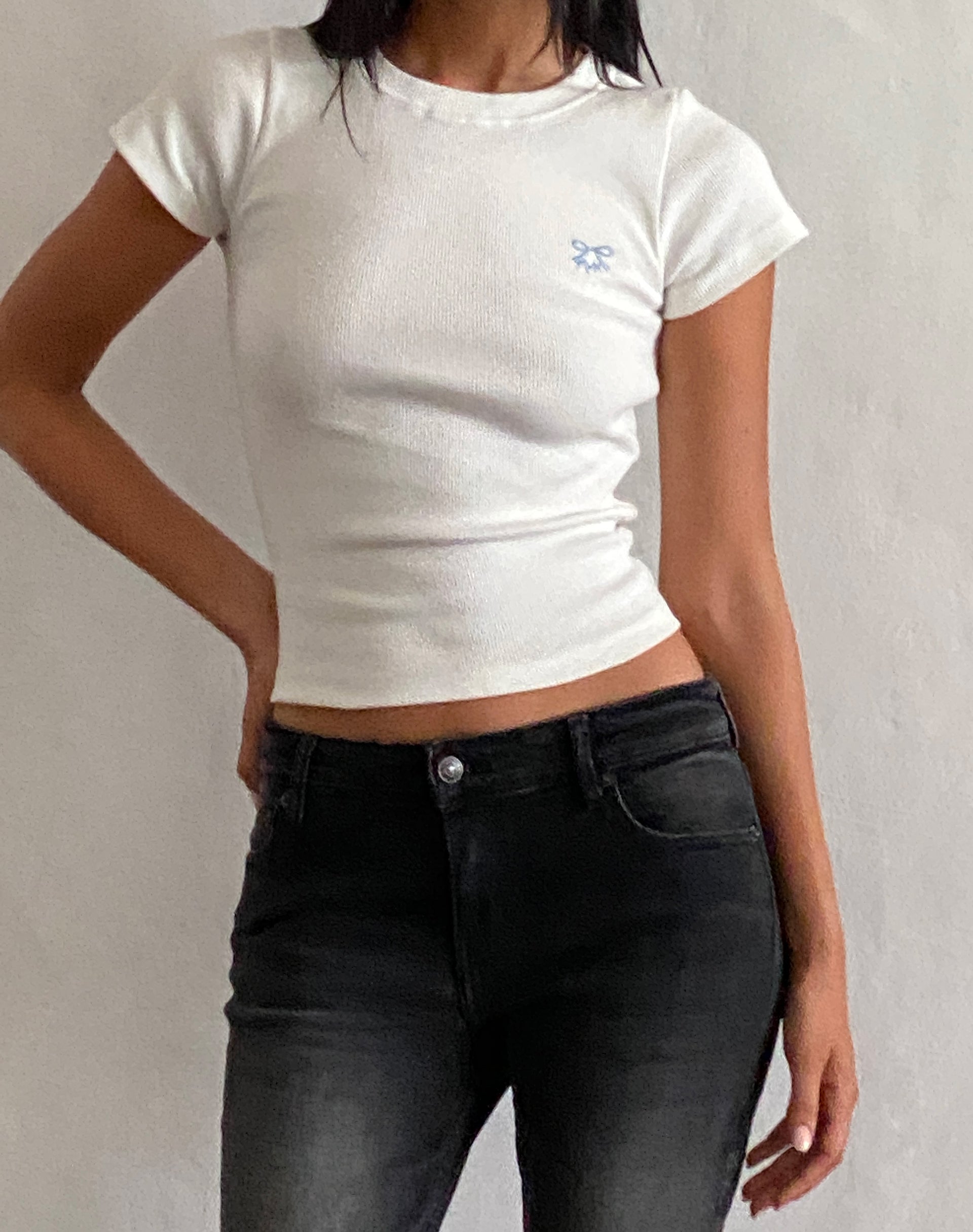Afbeelding van Suti Geribd T-shirt in Gebroken Wit met Blauwe Strik M Borduring