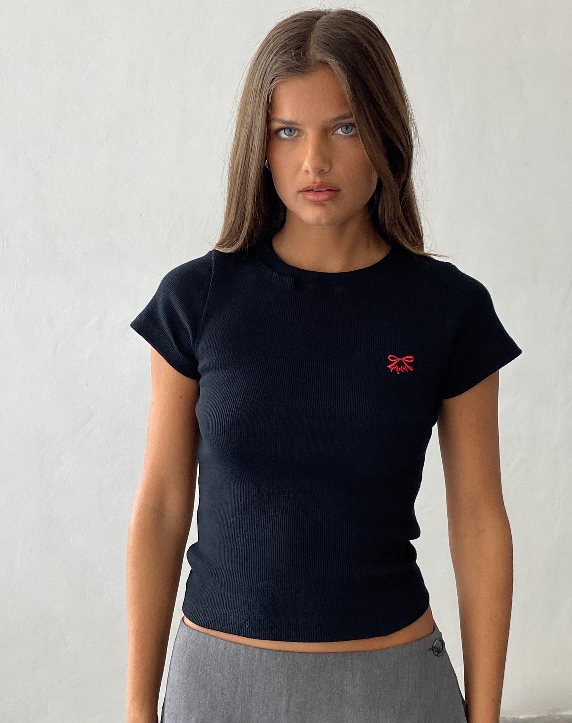 Afbeelding van Suti geribd T-shirt in zwart met rood strikje M borduursel