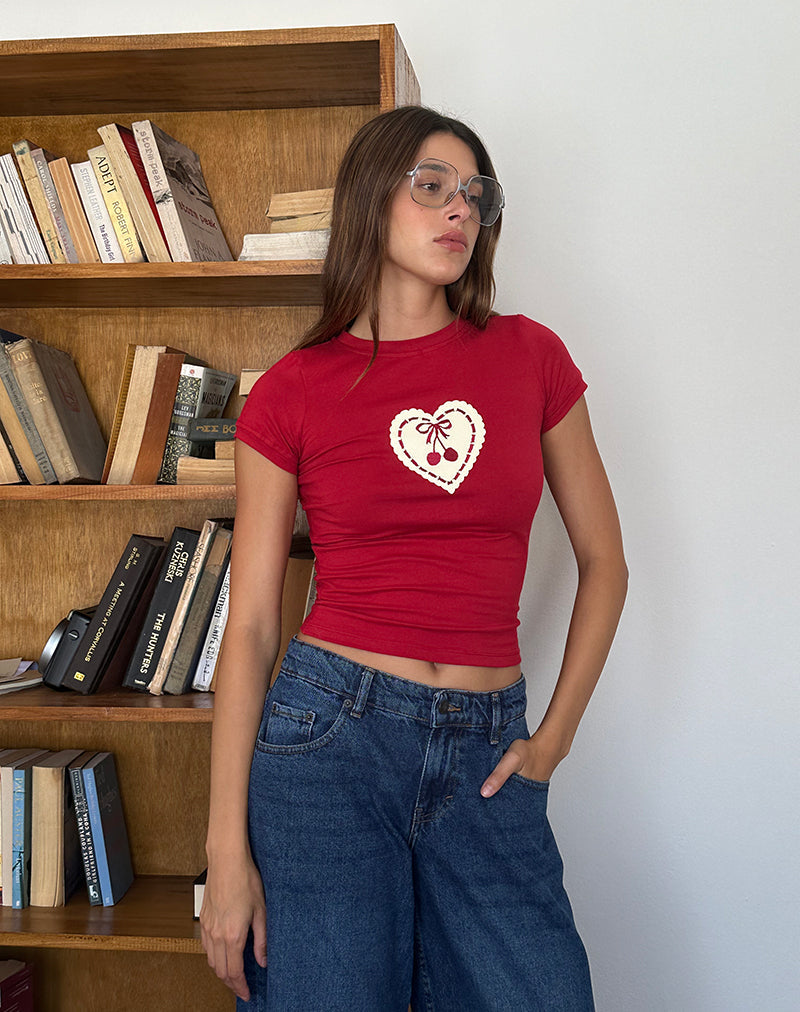 Sutin Baby Tee in Adrenaline Rood met Geborduurd Kersenhart