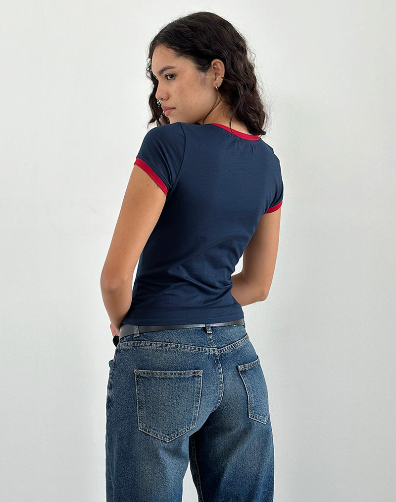 Sutin T-shirt in marineblauw met rode bies en Doeyes-grafiek