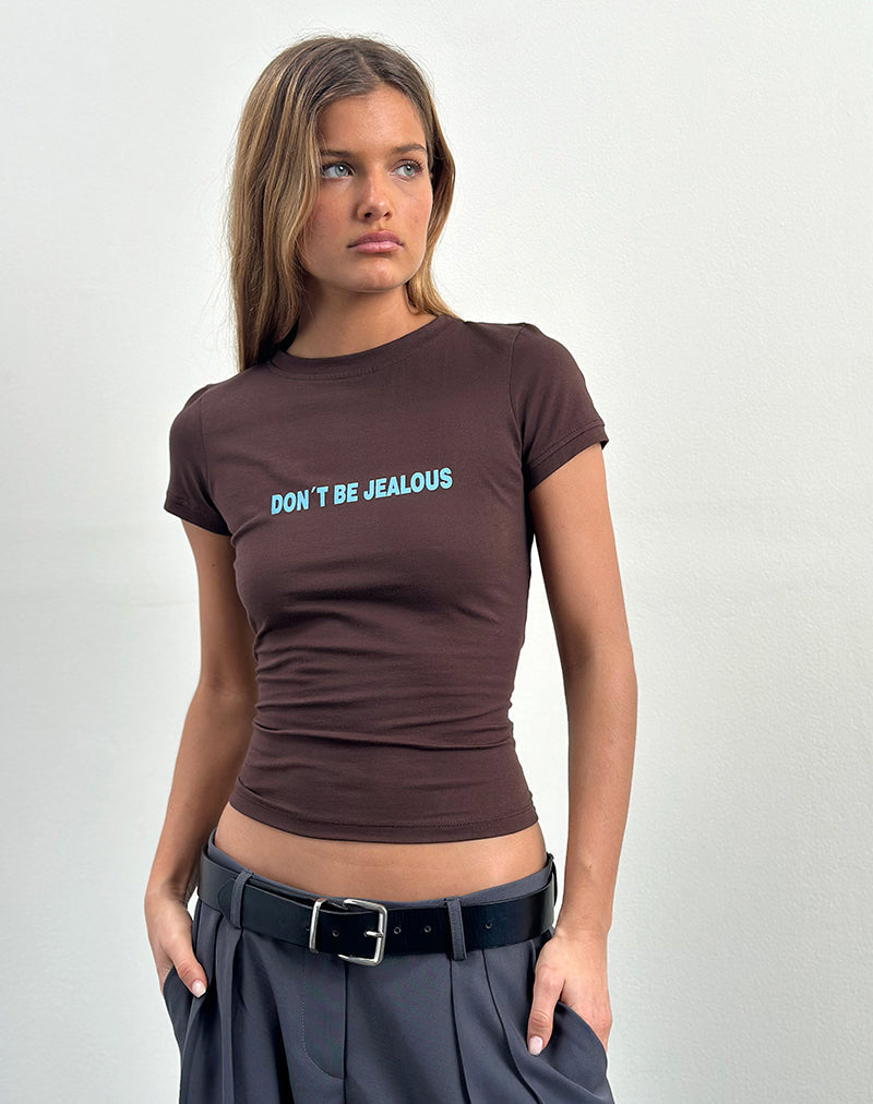Afbeelding van Sutin Baby Tee in Deep Mahogany met Don't Be Jealous Slogan