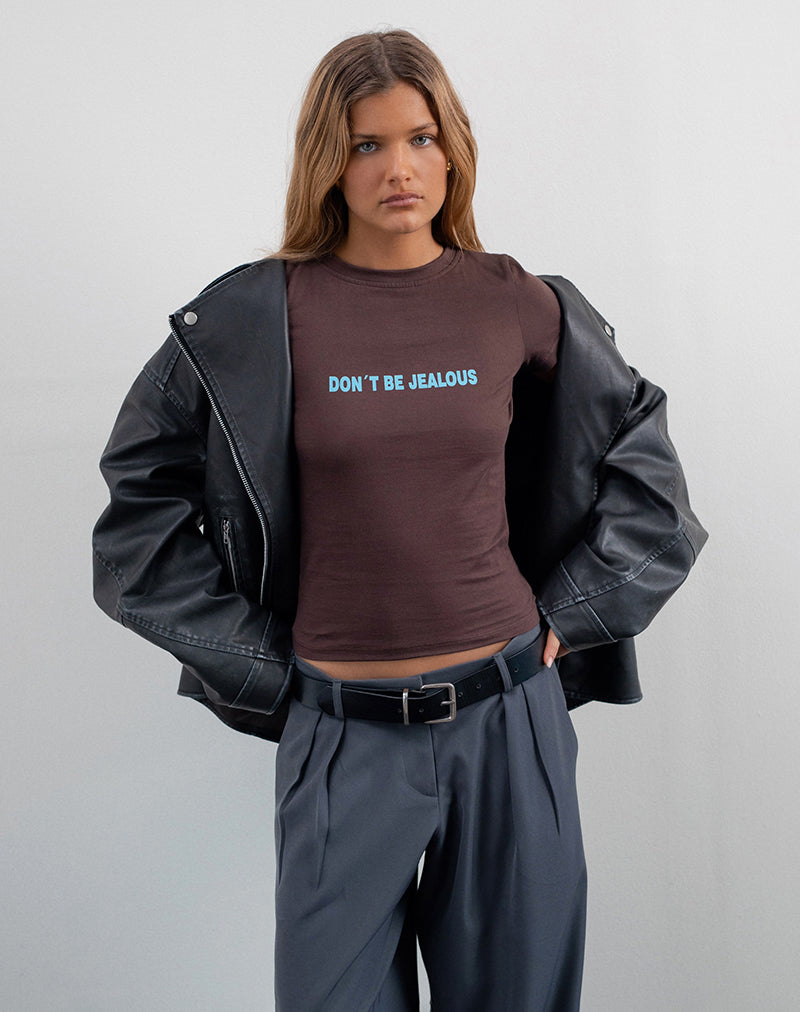 Afbeelding van Sutin Baby Tee in Deep Mahogany met Don't Be Jealous Slogan