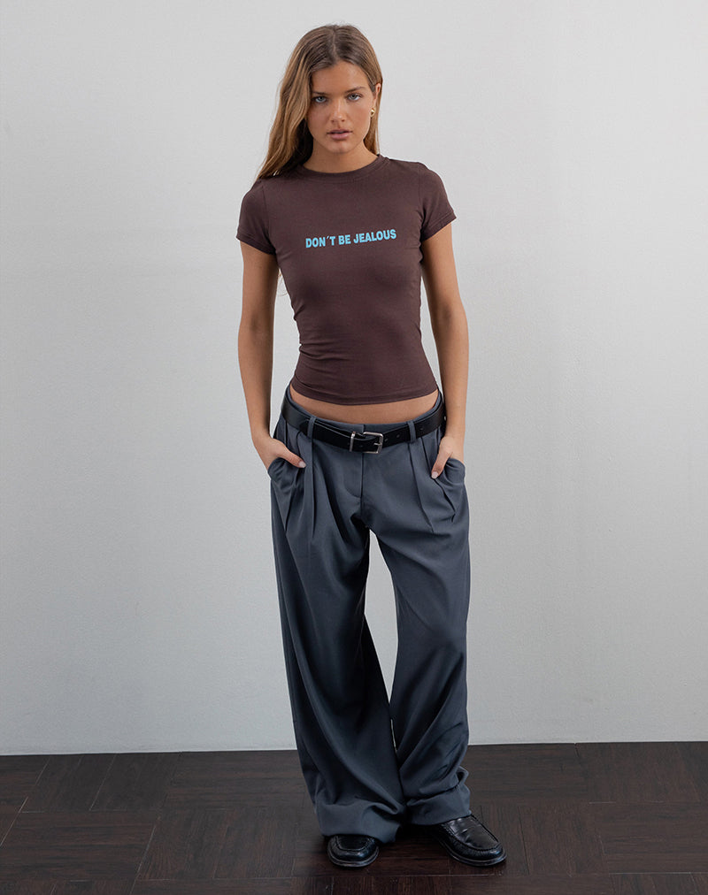 Afbeelding van Sutin Baby Tee in Deep Mahogany met Don't Be Jealous Slogan