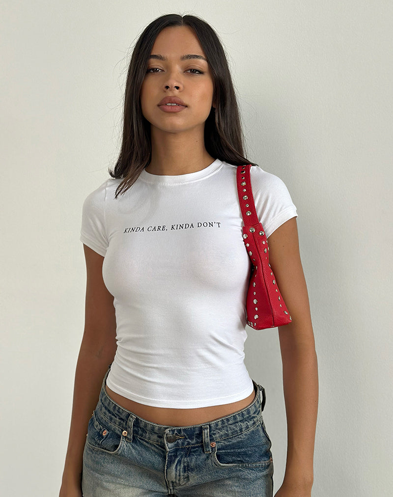 Sutin Top in Wit met Kinda Care Kinda Don't Graphic