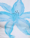 Wit geverfde bloem blauw