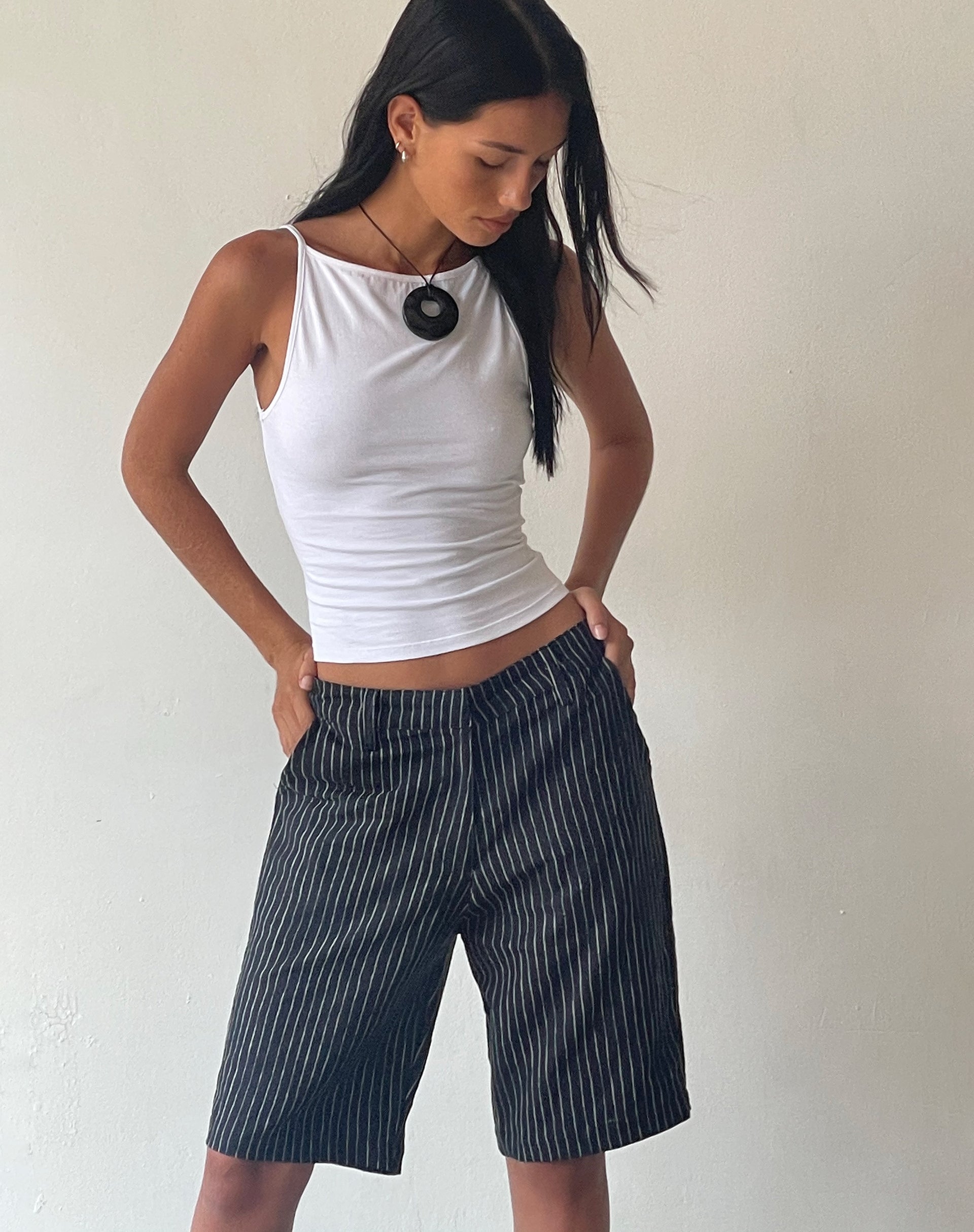 beeld van MOTEL X JACQUIE Tabaru Longline Shorts in Sketchy Stripe Zwart