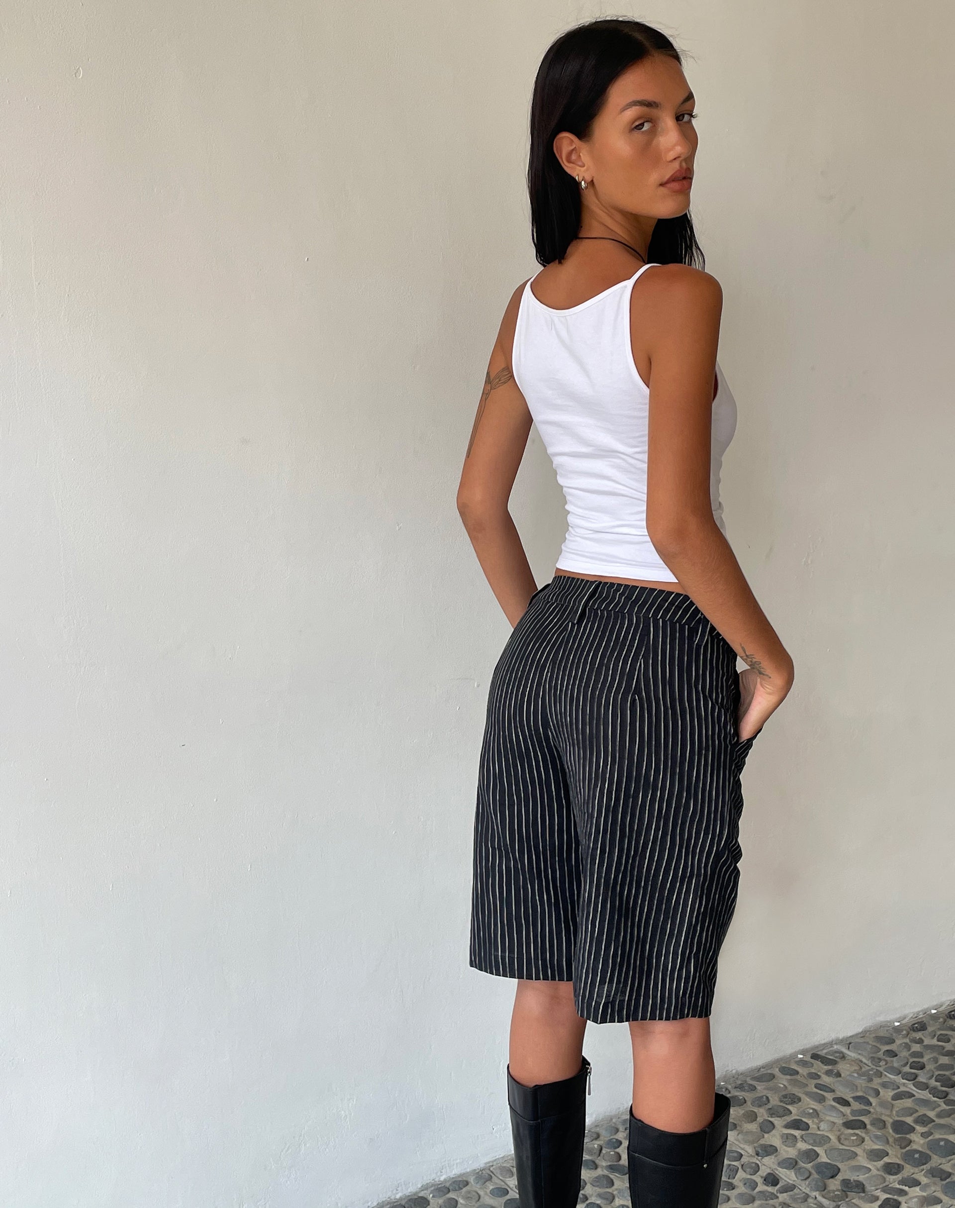 beeld van MOTEL X JACQUIE Tabaru Longline Shorts in Sketchy Stripe Zwart
