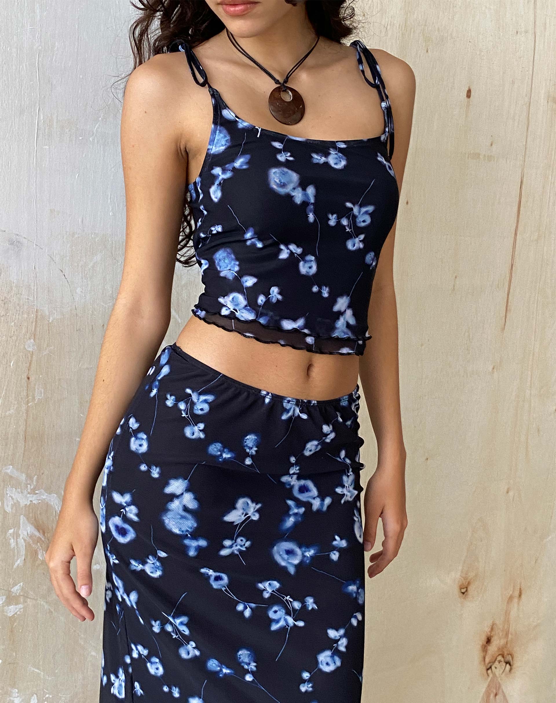 Afbeelding van Tamari Mesh Vest Top met Banddetail in Diffused Floral Navy