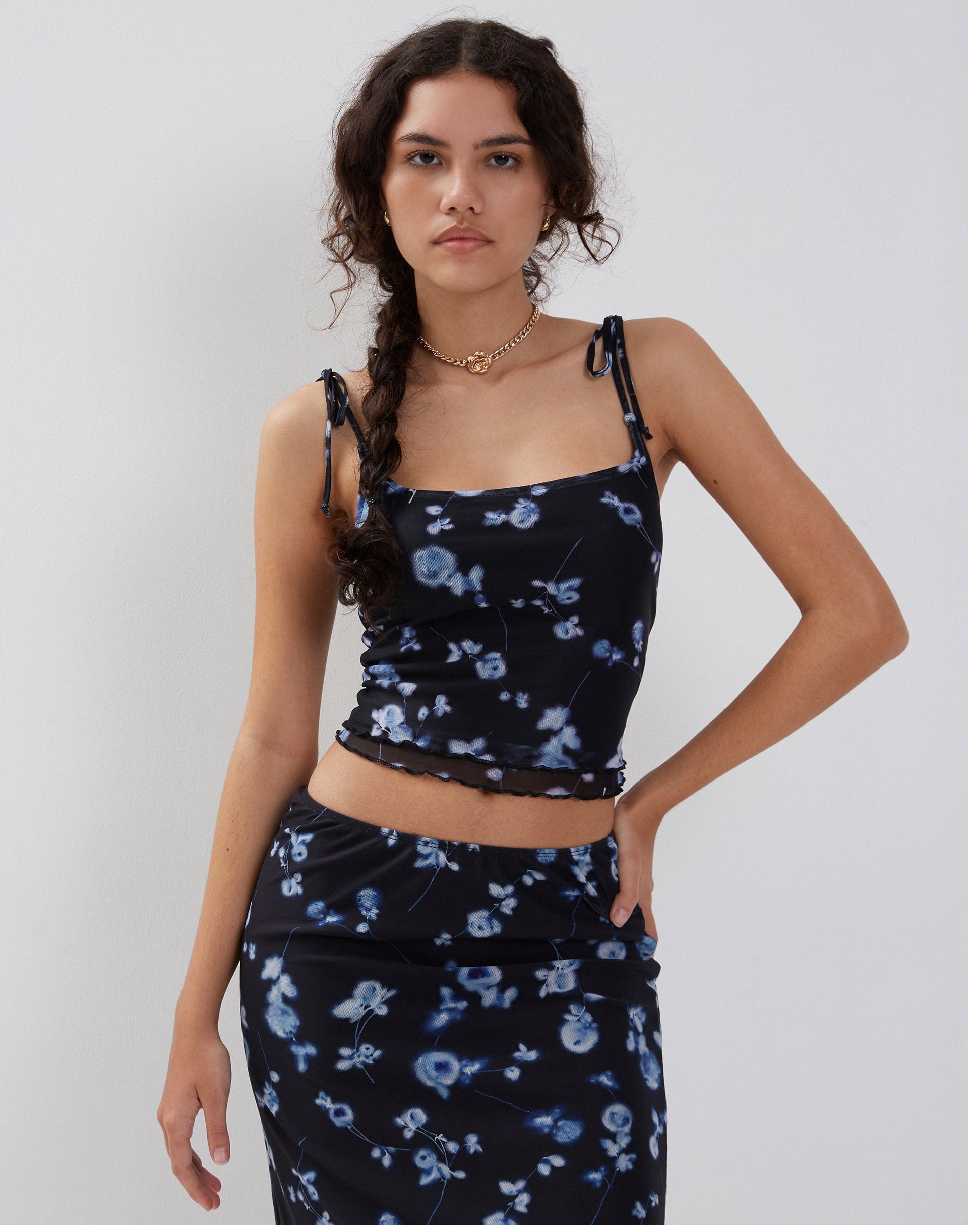 Afbeelding van Tamari Mesh Vest Top met Banddetail in Diffused Floral Navy