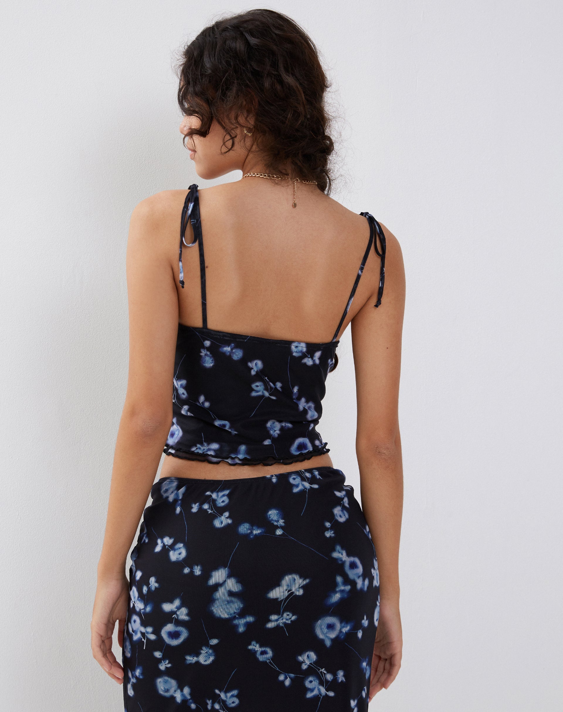 Afbeelding van Tamari Mesh Vest Top met Banddetail in Diffused Floral Navy